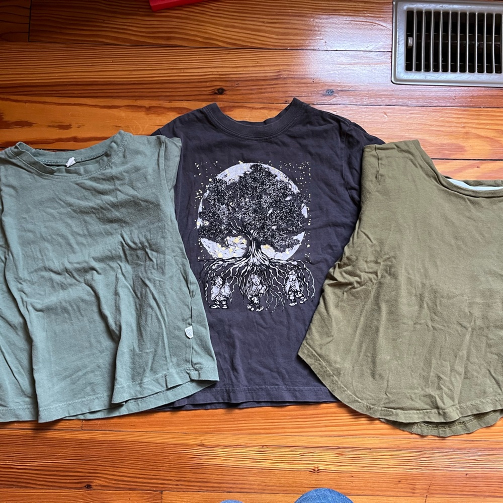 Set of Three Graphic and Solid T-Shirts 5/6 years